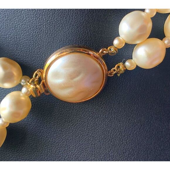 Vintage Crown Trifari Cultured Pearl Necklace set, w/BOX, Signed - Picture 4 of 9